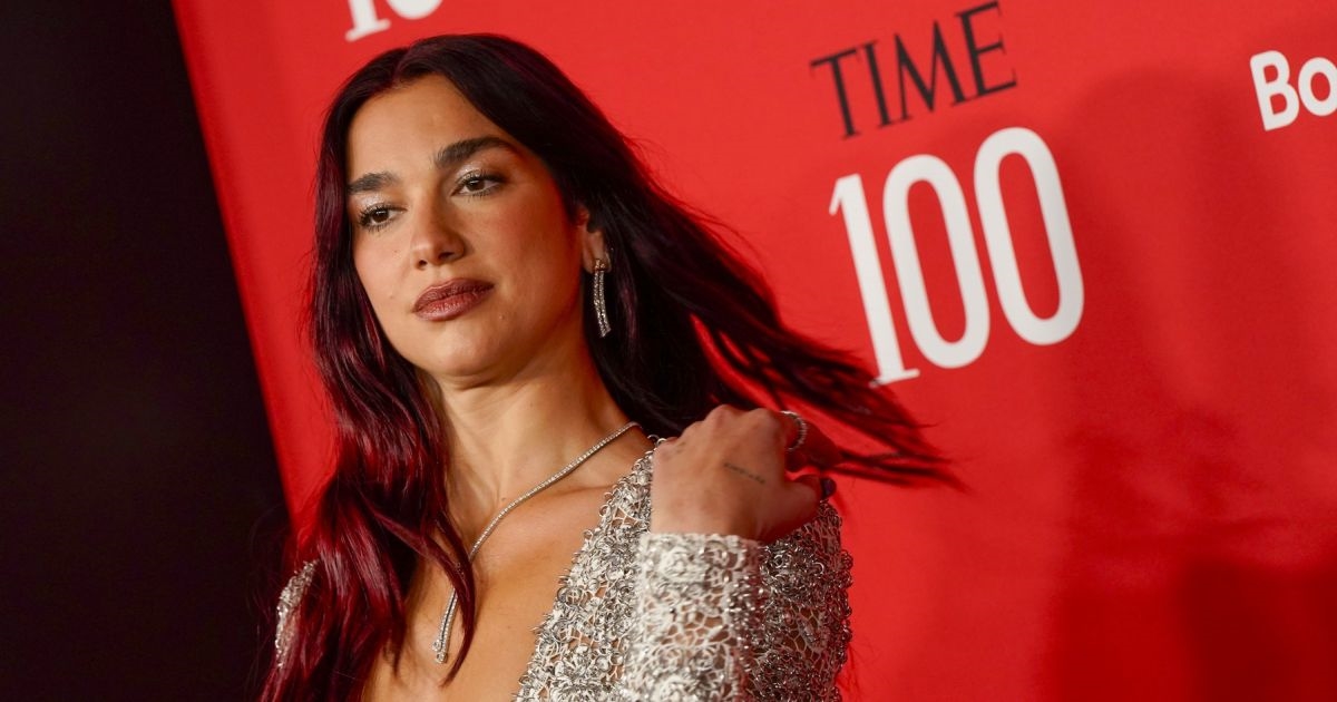 Dua Lipa privlačila pažnju haljinom dubokog dekoltea na gala večeri u New Yorku