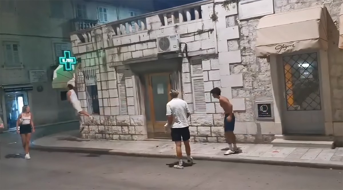 VIDEO U Splitu mladi turisti udarali reklamu ljekarne: "Stoke"