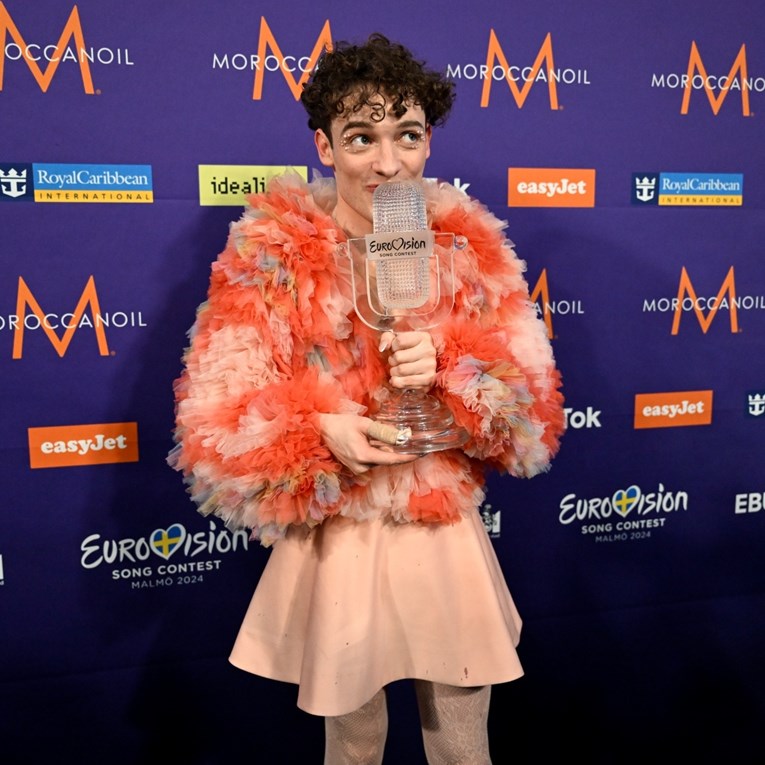 Nebinarni Nemo objavio fotku s Eurosong trofejom: "Konačno je opet kod mene"