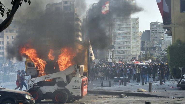 Prosvjedi u Bejrutu: Prosvjednici upali u ministarstvo, ubijen policajac