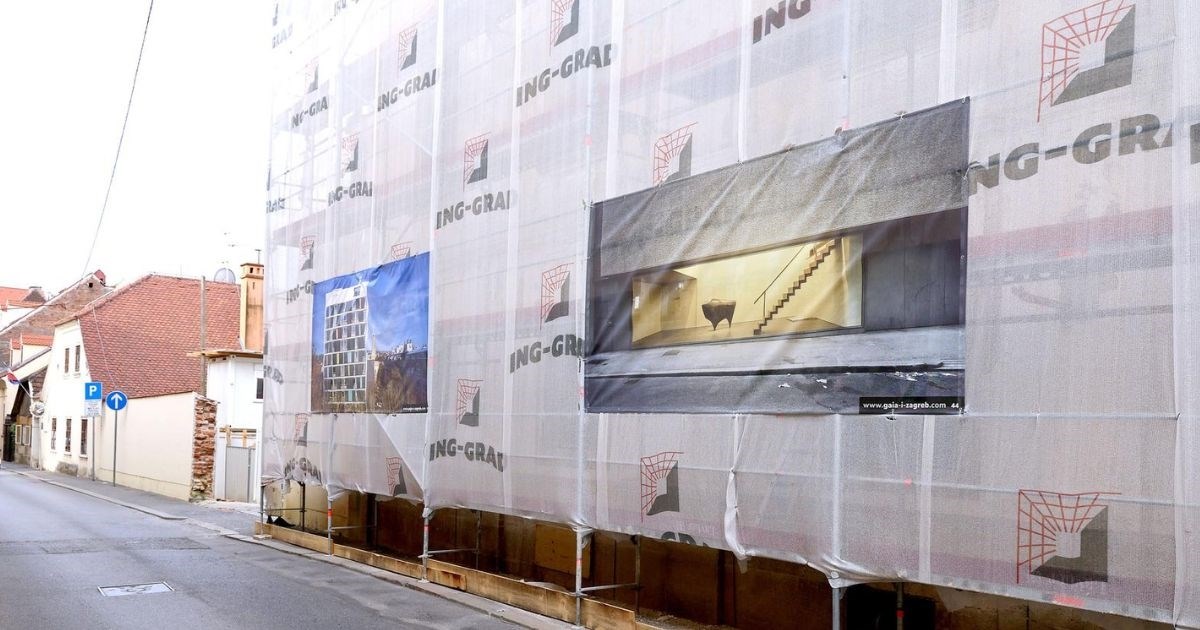 FOTO Neobična izložba na skelama u Zagrebu privukla pažnju. O čemu je riječ?