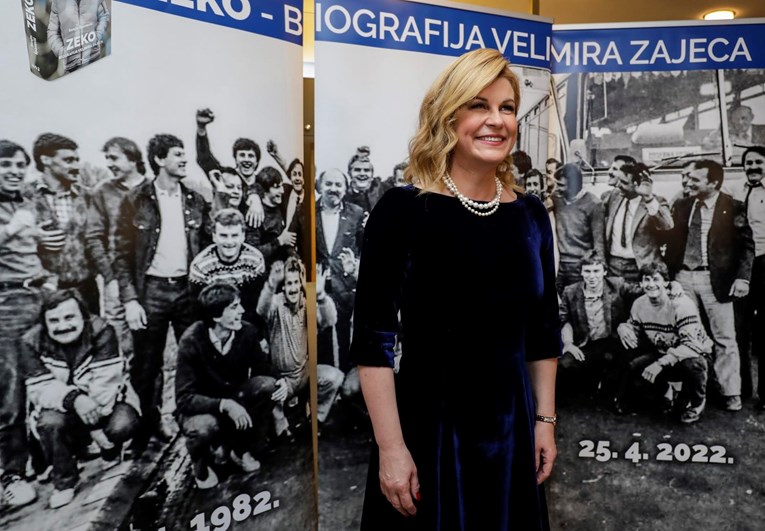 Kolinda na promociji knjige privukla poglede u baršunastoj haljini