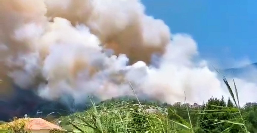 VIDEO Požar na Pelješcu, vatra prijeti kućama