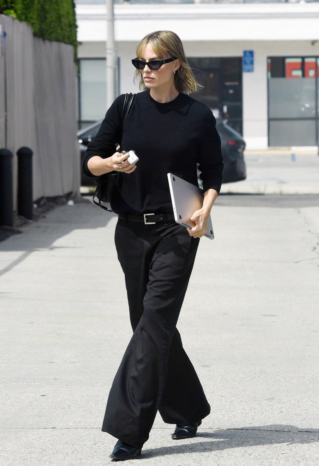 Margot Robbie nosi crno i u proljeće, stajling izgleda jako elegantno