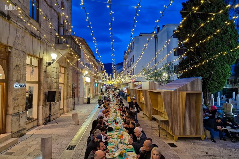 U Mostaru organiziran iftar, okupilo se 1300 ljudi