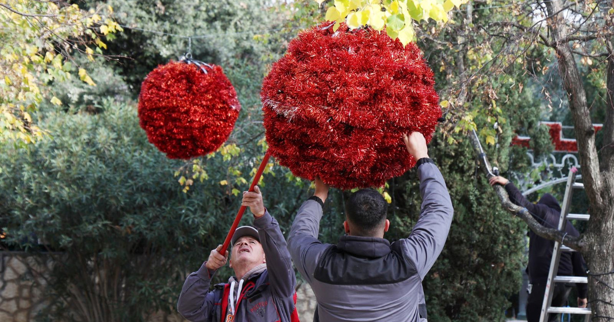 VIDEO U šibenskom parku postavljene rasvjetne kugle za Advent