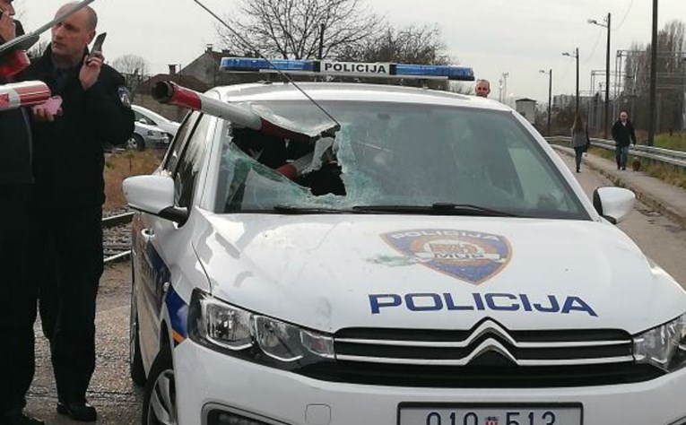 VIDEO Policija se zabila u rampu na pruzi u Zagrebu. Iz auta viri komad rampe