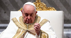 Papa Franjo: Surogat-majčinstvo je vrijedno žaljenja. Treba ga zabraniti