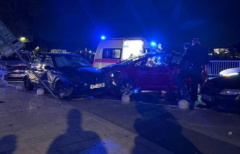 Teška nesreća u Trogiru. Autom se zabio u nekoliko parkiranih automobila i poginuo