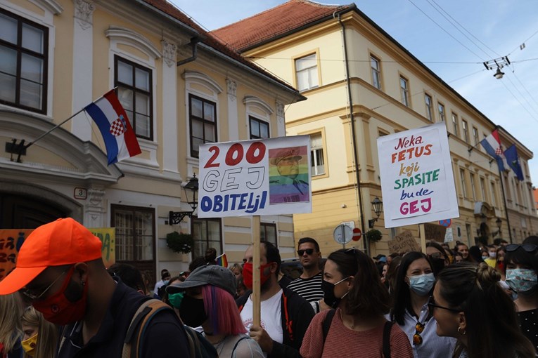 Pogledajte transparente s Pridea: "Neka fetus koji spasite bude gej"