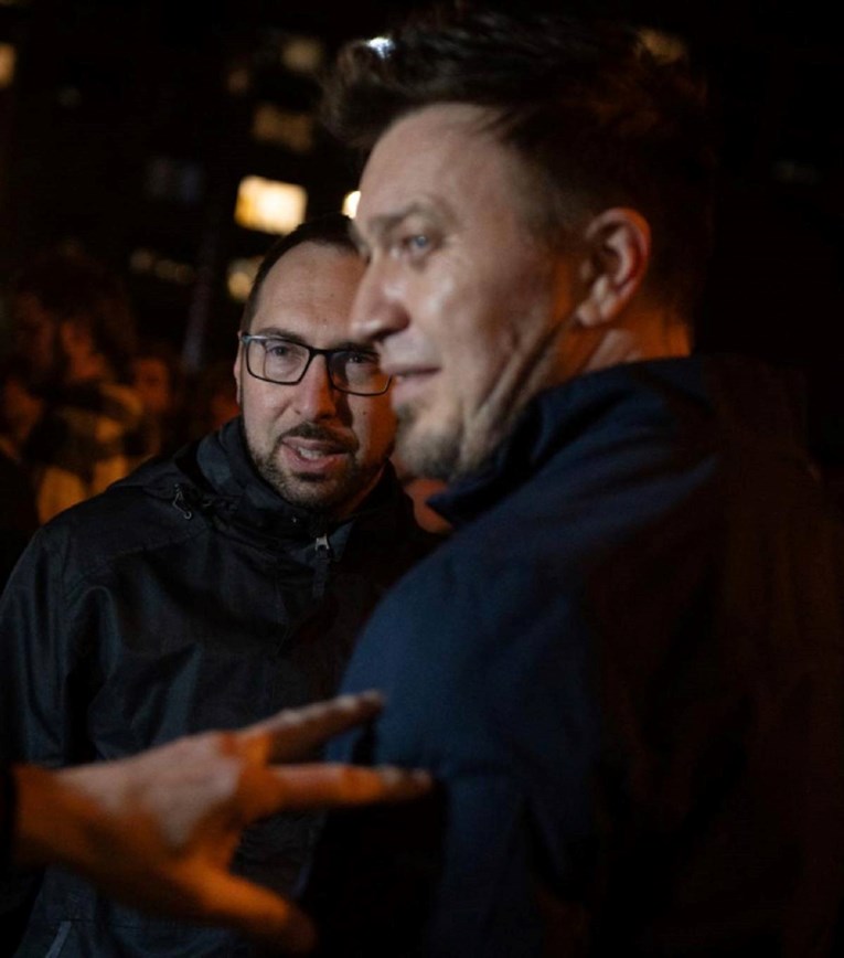 Tomislav Tomašević snimljen u odličnom raspoloženju na koncertu Ede Maajke u Zagrebu
