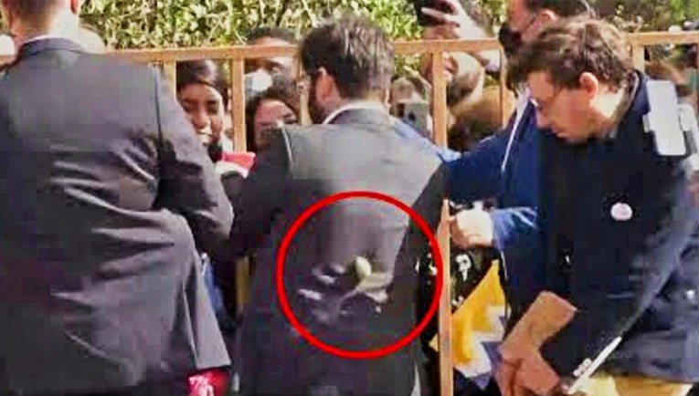 VIDEO Predsjednik Čilea Gabriel Boric prvi put izvan glavnog grada, gađali ga kamenom