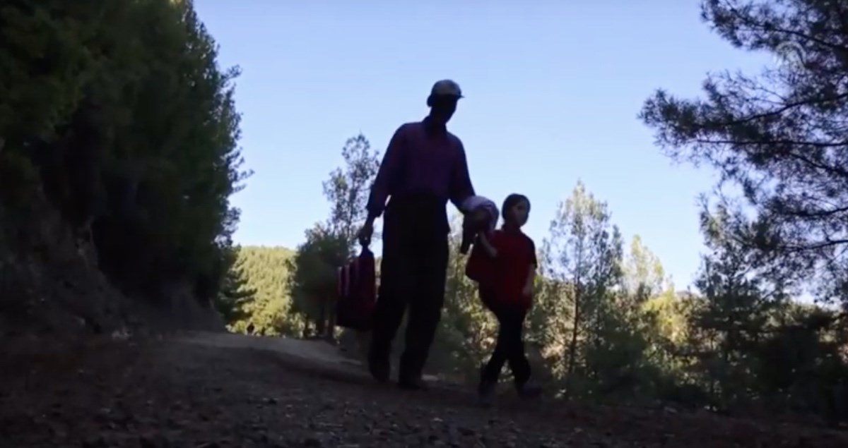 Požrtvovni tata kćeri sam izgradio četiri kilometra dug put do škole