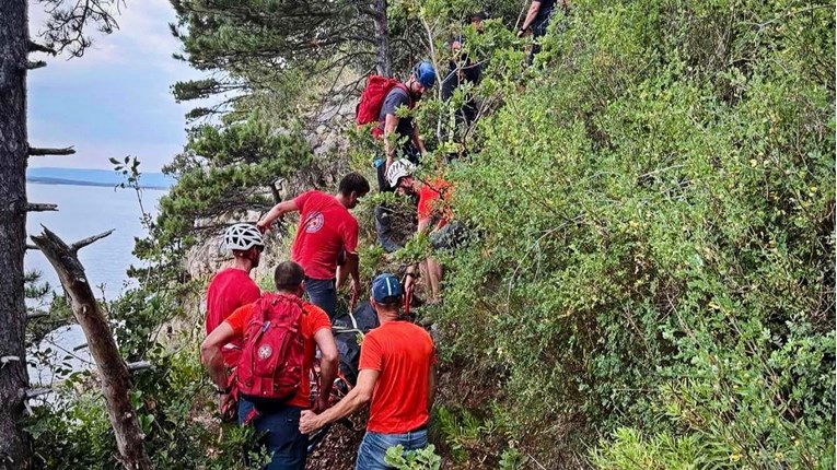 FOTO Pao s litice kod Crikvenice i poginuo. Tijelo izvlačili HGSS-ovci