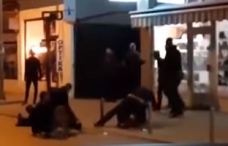 VIDEO Masovna tučnjava u Vinkovcima, mlatili mladiće dok su ležali na tlu