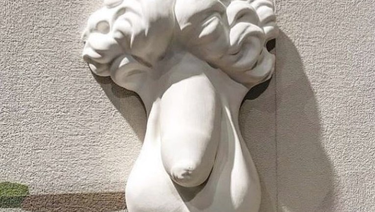 Kipar izrađuje bizarne skulpture za dekoraciju, neke izgledaju kao spolovila