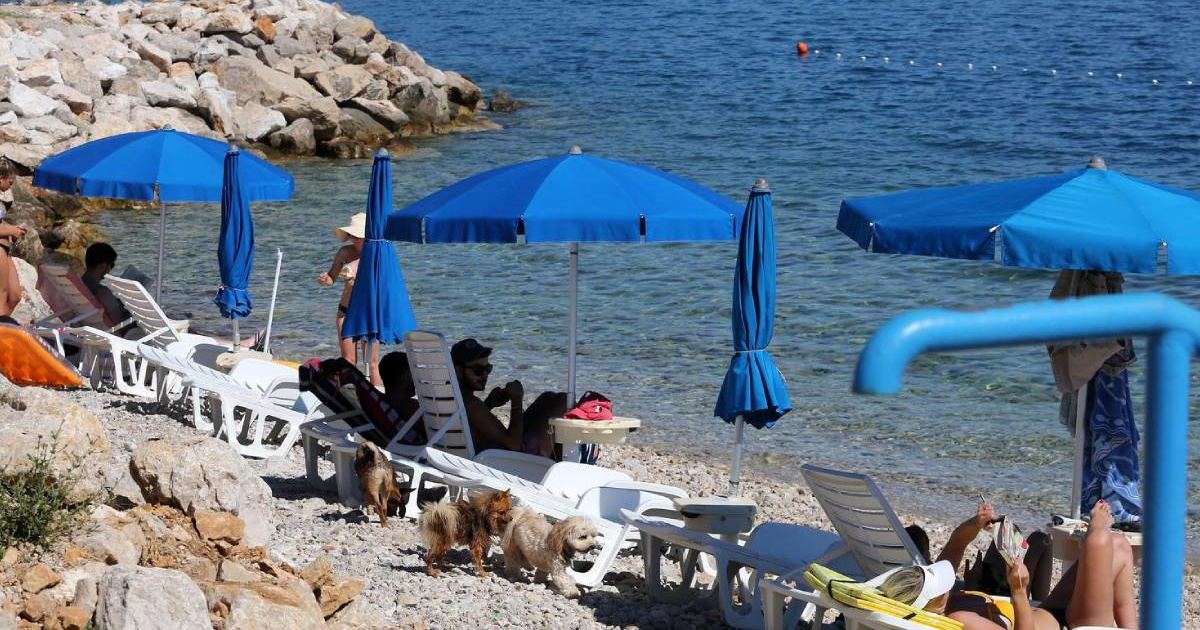 Uhićeni serijski kradljivci s plaža u Istri. Uzimali torbe, mobitele i novac