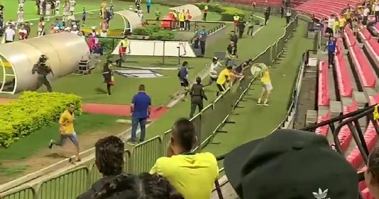 VIDEO Bijesni navijači uletjeli u teren pa počeli bježati čim se pojavila policija