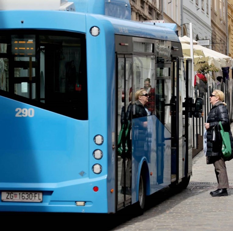 Potez vozača ZET-ovog autobusa oduševio Zagrepčane, pomogao je starijoj gospođi