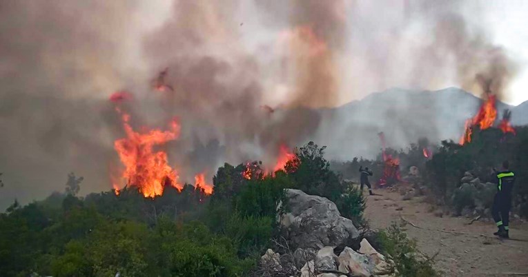 Veliki požar u Neumu i dalje aktivan: "Situacija je veoma ozbiljna"