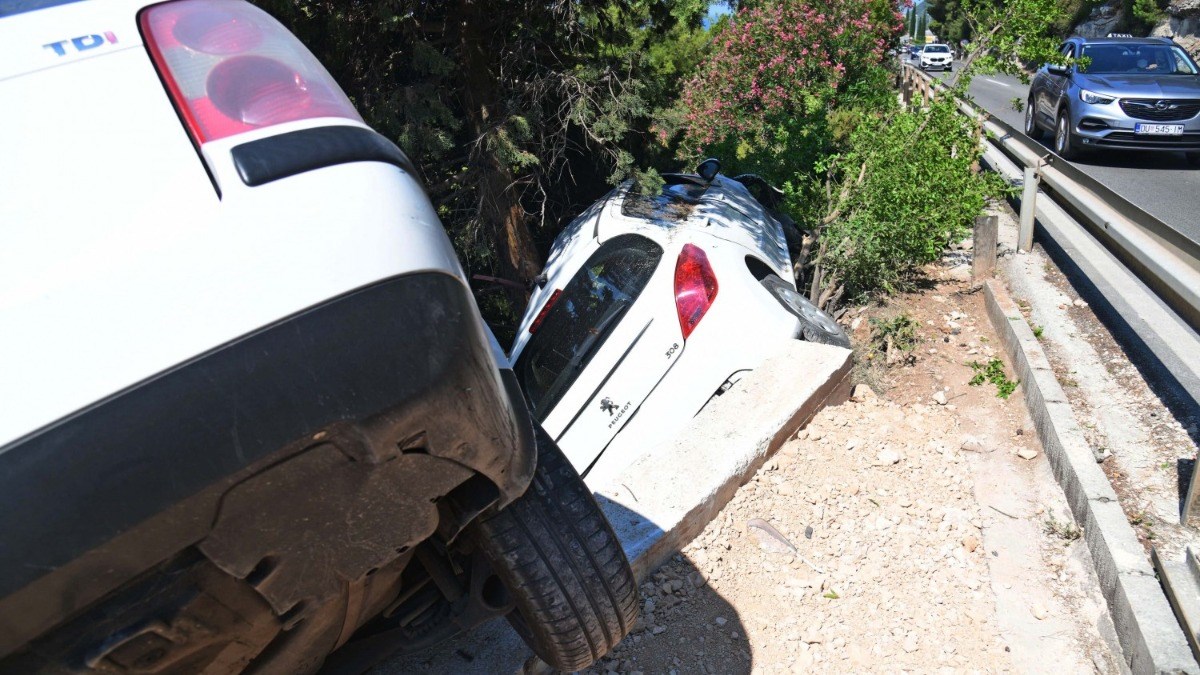 FOTO Prometna na magistrali iznad Dubrovnika, dva automobila sletjela s ceste