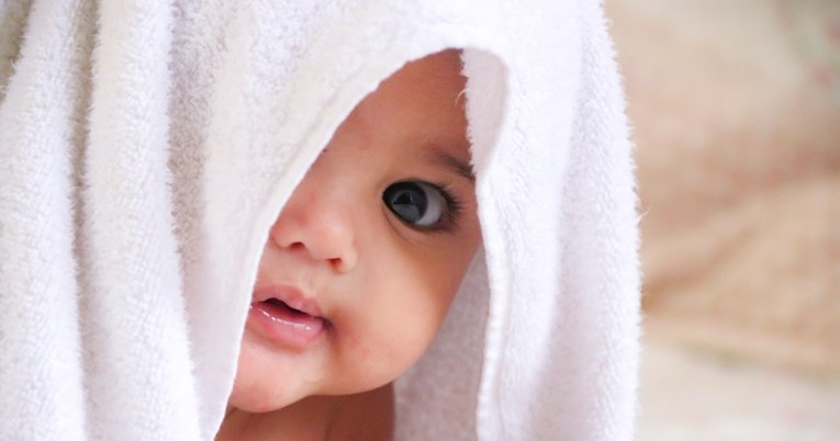 Stručnjaci predviđaju da će ovo biti imena koja će roditelji davati djeci 2050.