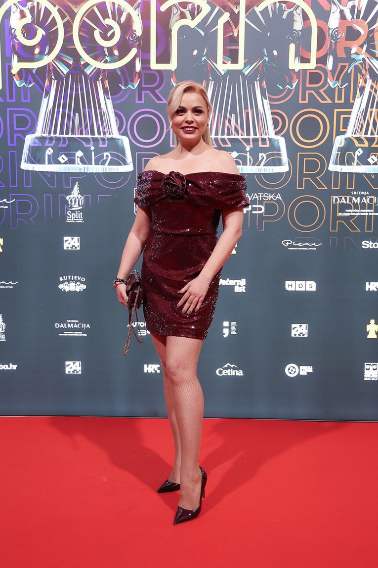 Andrea Šušnjara na dodjeli Porina privukla poglede u kratkoj bordo haljini