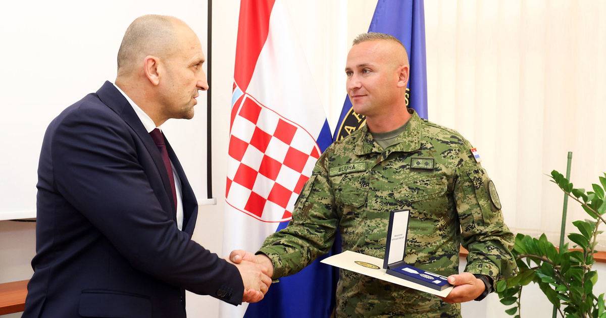 Anušić uručio medalju razvodniku koji je spasio život nogometašu