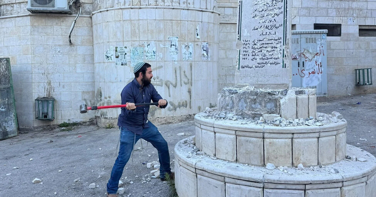 VIDEO Izraelski zastupnik maljem razbijao palestinski spomenik