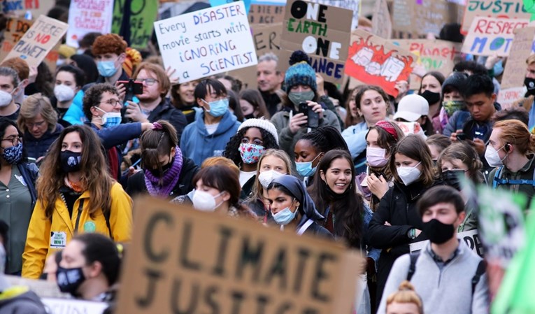 Mladi u Glasgowu prosvjeduju zbog klimatskih promjena: "Velesile nisu učinile ništa"