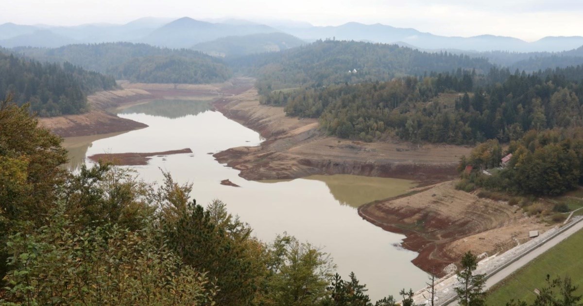 Lokvarsko jezero polako se puni vodom, pogledajte kako trenutno izgleda