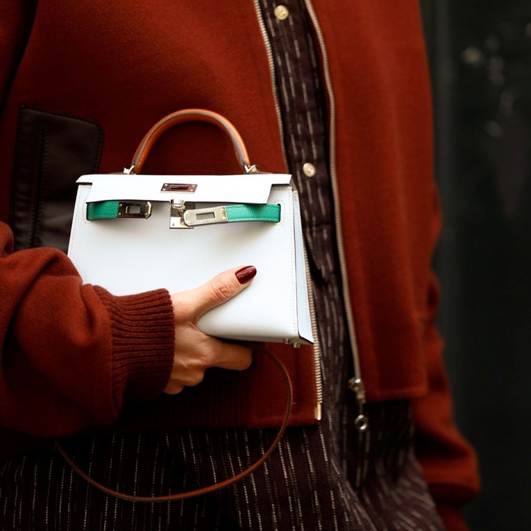 Boja torbe koja je nekad izgledala jeftino sada je popularnija od crne, bež i bordo