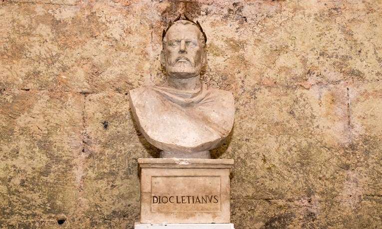 Stabilizirao je Carstvo, zvjerski ubijao kršćane. Stvorio je Split, tu je i umro