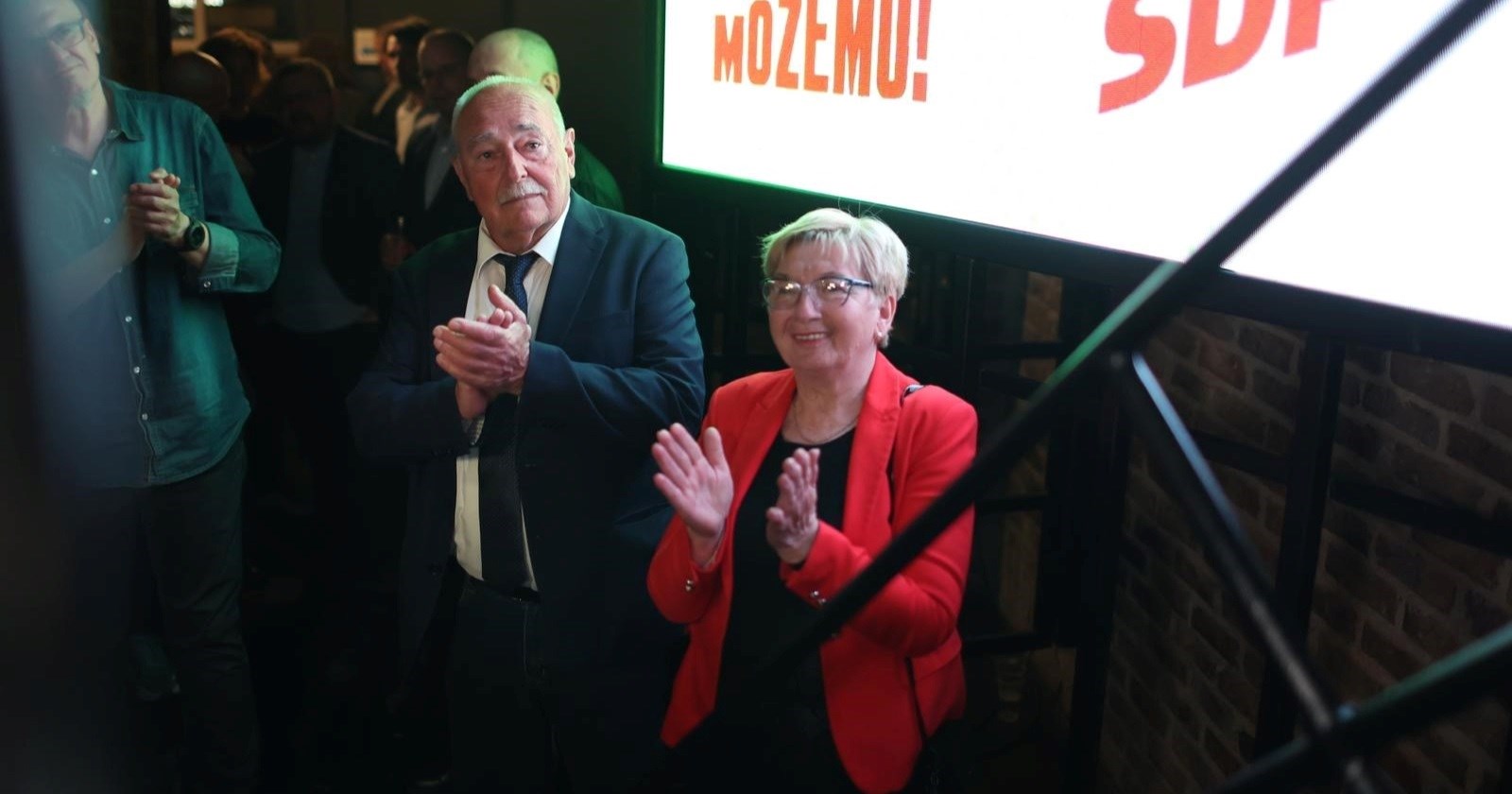 Uz Tomaševića u stožeru bili i roditelji, zagrlio ih je nakon govora