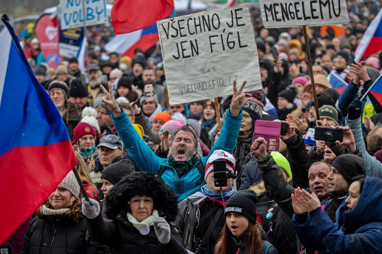 Tisuće Čeha prosvjedovale protiv covid-mjera