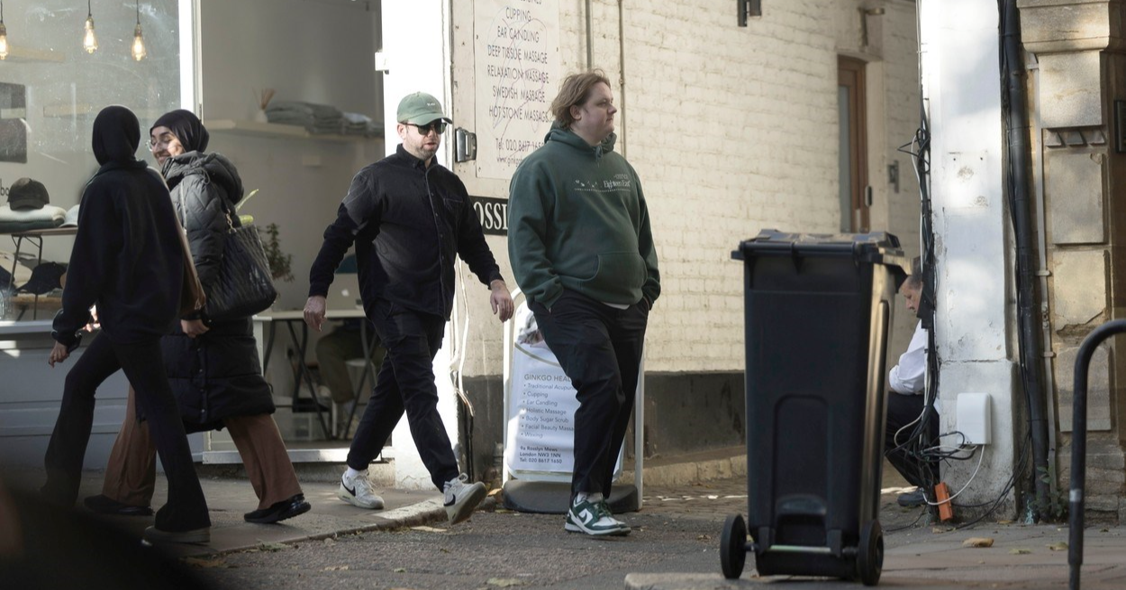 Starica se srušila na ulici, pomogao joj slavni glazbenik