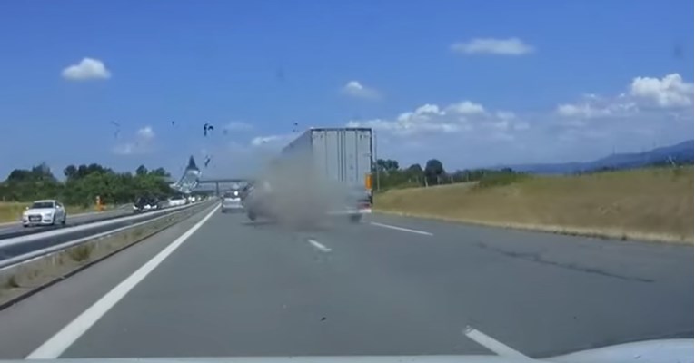 VIDEO Zaspao za volanom pa završio u kamionu