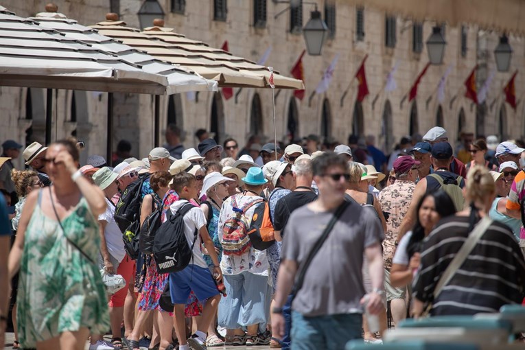 FOTO Turistima vrućine u Dubrovniku ne smetaju, grad je krcat