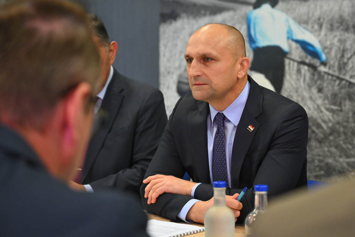 Anušić u Mađarskoj upozorio: Srbija se ubrzano naoružava