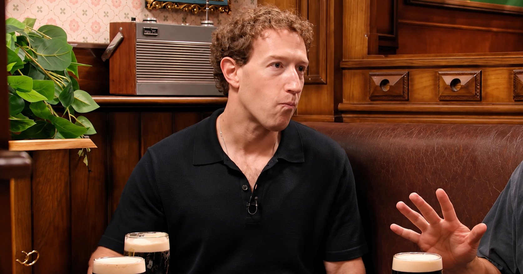 VIDEO Mark Zuckerberg postao predmet sprdnje zbog načina na koji pije pivo