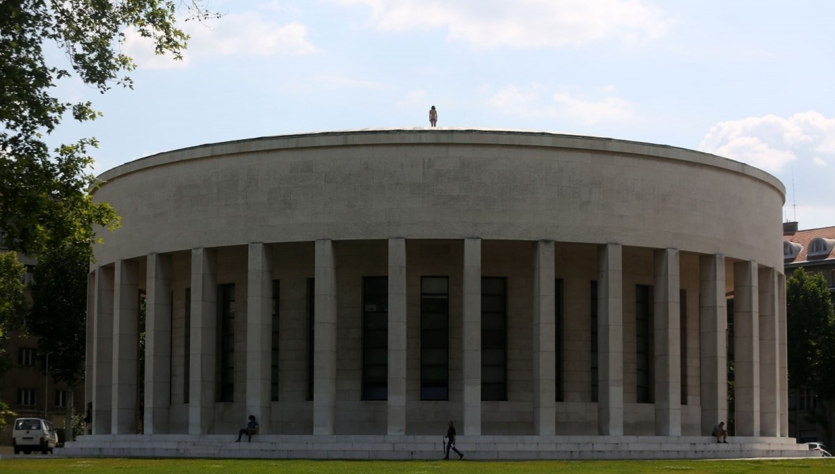 FOTO Potpuno gola se popela na Džamiju u centru Zagreba (18+)