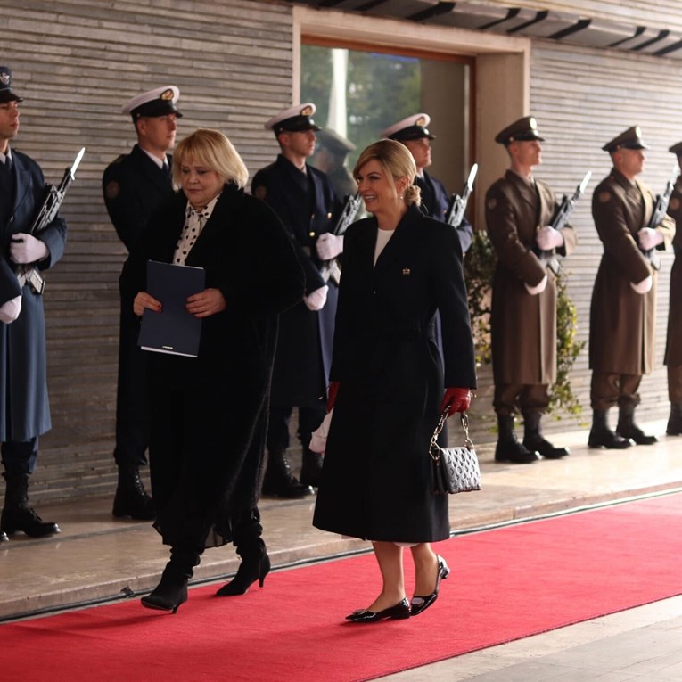 Kolinda na inauguraciju stigla u balerinkama i s Louis Vuitton torbom u rukama