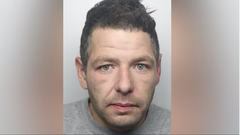 Zatvorenici u Britaniji 25 puta izboli ubojicu djevojčice, umro je. Osuđeni su