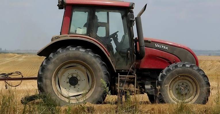Traktorist vozio bez vozačke pa odbio alkotestiranje. Osuđen na 10 dana zatvora