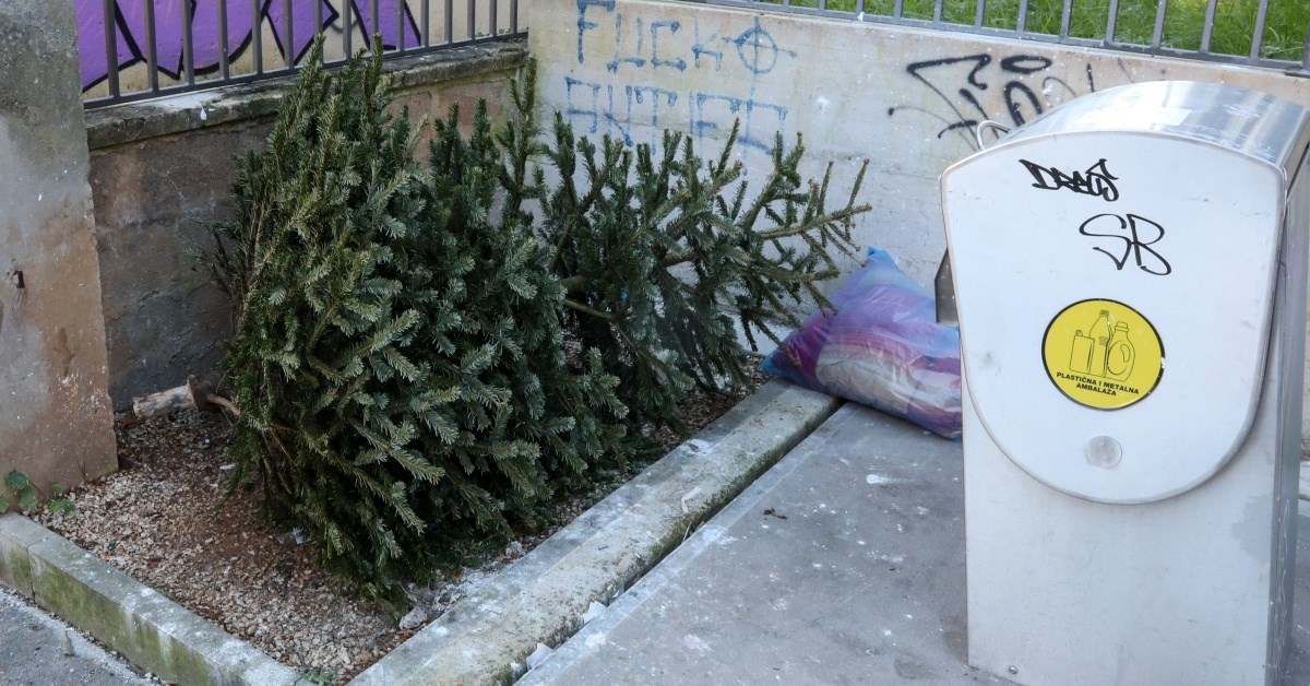 ANKETA Ima li vas koji još niste raskitili božićno drvce?