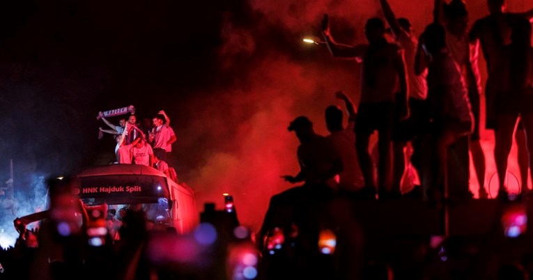 FOTO Pogledajte doček i spektakularno slavlje Hajduka i navijača na Rivi