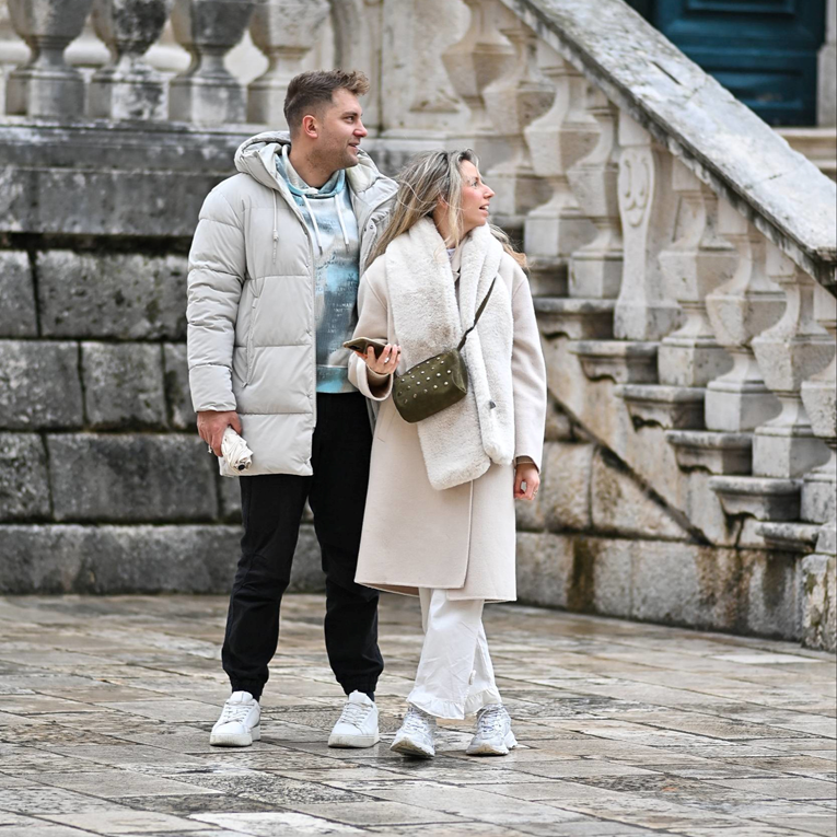 Par u Dubrovniku je čisti dokaz da svijetle boje itekako dobro funkcioniraju i zimi