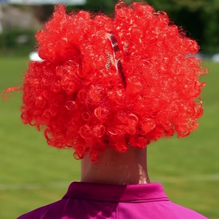 Pogledajte kako dalmatinski niželigaš ismijava suce. "U naš grad dolazi cirkus"