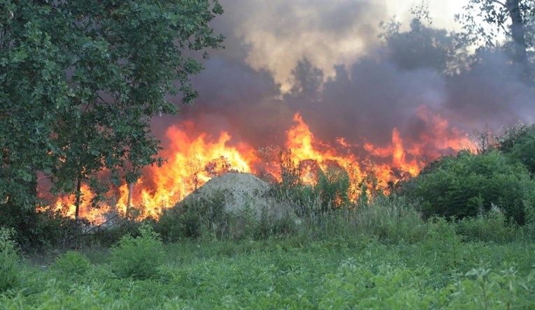 Sisački aktivisti: Požar na odlagalištu je aktivan skoro mjesec dana