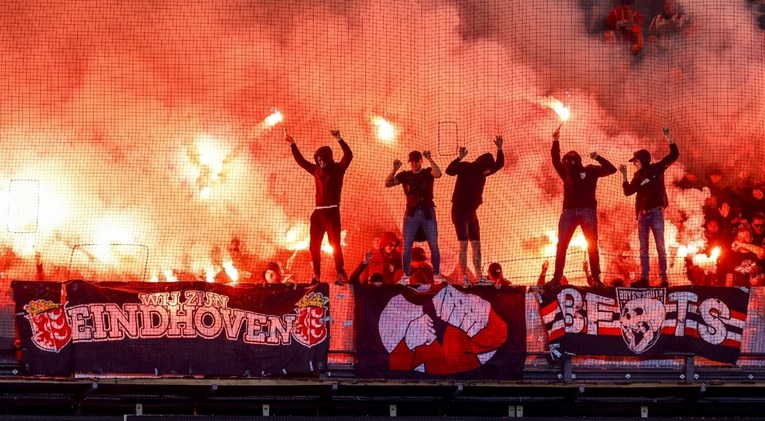 FOTO Navijači PSV-a vatrometom gađali Arsenalove